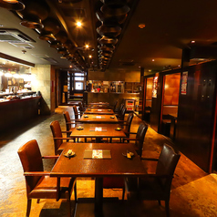 【2名様~4名様向けのテーブル席】女子会や飲み会、会社帰りのひとり飲みなど様々なシーンにおすすめのお席です。