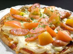 ベーコンとキノコのピザ/ピリ辛ウインナーとトマトのピザ