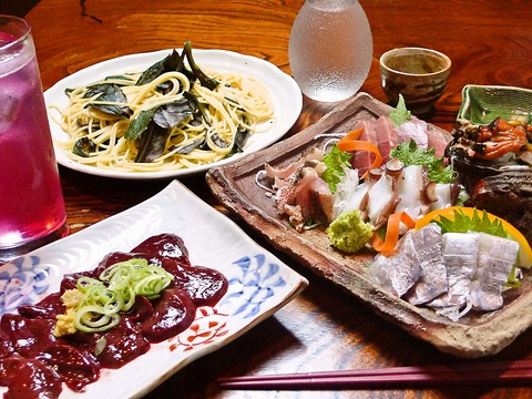 築地などから仕入れた鮮魚と自家製の野菜、旬の味を心落ち着く和空間で食べられる店。