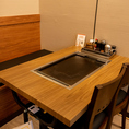 木目を基調とした温かみのある店内には、少人数でのご利用に最適な4名様掛けのテーブル席が並んでいます。普段のお仕事帰りの気軽な飲み会や、友人同士でのカジュアルなディナー、デートなど様々なプライベートシーンにぴったりです。心地よい空間で、熱々のもんじゃ焼きを囲みながら会話も楽しく弾みます。