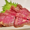 九州直送馬刺し（赤身）1078円(税込)/大将こだわりの食べ方で