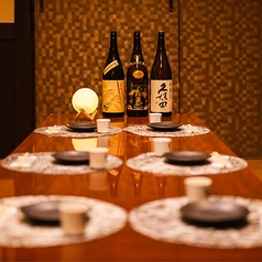 【掘りごたつ個室:最大10名様】襖に囲まれた和モダン空間で、接待や宴会に最適！最大10名様までご利用可能です◎襖に囲まれた掘りごたつの個室で、接待や部署間の飲み会、企業様の宴会などに最適です。