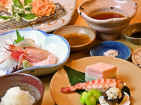 新鮮な魚介類・契約農家から仕入れた野菜など素材にこだわった天ぷらをどうぞ。