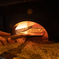 【窯で焼く本格ピザ】14種類と豊富な種類のピザは、窯で焼くことで本格的な味わいと風味を引き出します♪高温で焼くことで記事が薄くて香ばしく、外はカリっと中はふわんわりとした食感に仕上がります。また、窯の熱で素材の風味がより一層引き立ち、トマトソースやチーズの絶妙なバランスが生まれます！