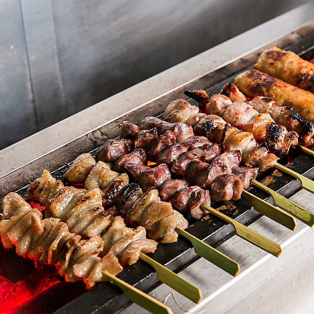 備長炭の炭火で１本１本丁寧にふっくら焼き上げますこだわりの焼き鳥をご堪能ください。 