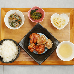 韓国唐揚げとヤムニョムチキン の合い盛り弁当（ごはん、ナムル2種付き）