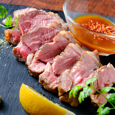 ラムもも肉の炭火焼