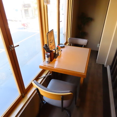 カップルで仲睦まじく座ることができる「カップル席」もご用意!さまざまなメニューを頼み、シェアしながらご飲食を楽しむことができる特等席です◎絶品料理とドリンクを囲み、記念に残るひとときを♪