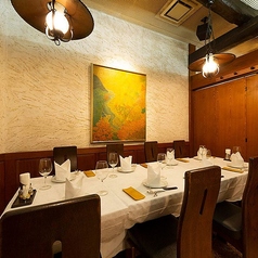 【テーブル席個室：9～12名様】小～中規模ご家族ご友人とのご宴会に最適◎ご家族のお祝いや記念日等、ご友人とのお食事は勿論、人数や用途に合わせて、小規模～中規模宴会まで、様々なシーンに幅広くお使いいただけます。クラシカルな雰囲気でごゆっくりプライベートなひとときをお過ごしください。