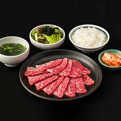 お昼は豊富なラインナップでお得に焼肉ランチ。