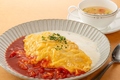 料理メニュー写真 2種の選べるソースの特製オムライススープ付