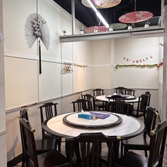 【6名テーブル】×1/【8名テーブル】×3/【12名テーブル】×1各テーブルの間に簾があるため、降ろして間仕切りも可能です◎