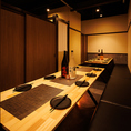 プライベート感抜群の完全個室！ゆったりくつろげるロングテーブルに、おしゃれな和モダンの照明と木目の温かみが広がる個室空間！ゆったりとした広さで、少人数～大人数の宴会まで使い勝手もバッチリ♪お箸とお皿が並ぶだけで、自然と宴会のテンションもアップ♪落ち着いた空間で、気の合う仲間ととことん楽しめます！