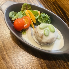 【ひと口で広がる驚きの食感】カリとろ蓮根饅頭 ホワイトソース 1個 400円(税込)の写真