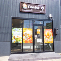 大きな看板とガラス張りの入り口が目印です♪