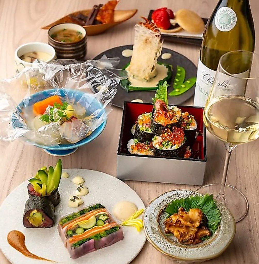 丹精込めて作り上げる和ダシを基調とした繊細かつ奥深い味わいの肴と鉄板焼をご堪能できるコース料理