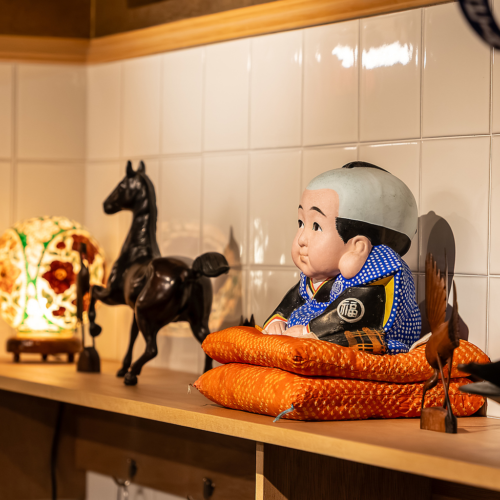 福を運んでくれそうな座布団に座ったお人形と、気品ある馬の置物が店内の空間に彩りを添えています☆