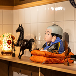 福を運んでくれそうな座布団に座ったお人形と、気品ある馬の置物が店内の空間に彩りを添えています☆