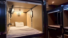 【カプセル】手軽に宿泊できて、プライベートも確保できるカプセルルーム。男女完全別フロアなので安心。スーツケースは湯処のロッカーにも入れることができます。