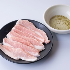 抹茶塩で食べる豚トロ