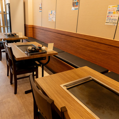 4名様掛けのテーブル席を6卓配置した温かみのある店内は、少人数から中規模までの各種ご宴会やグループでの飲み会に柔軟に対応いたします。近隣にコインパーキングがございますので、お車でお越しの方も集まりやすく便利です。熱々の下町もんじゃや焼きそばなどを囲みながら賑やかな時間をお過ごしください。