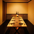 グループ利用にピッタリの完全個室！木の温もりが感じられるテーブルに、おしゃれな和モダン照明がほっと心を癒します！整えられたお箸とお皿、そしてグラスが、ちょっぴり特別な夜を演出！女子会や誕生日会、会社の飲み会など、さまざまなシーンで使える個室空間です！周囲を気にせずゆったりとお過ごしいただけます！