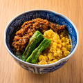料理メニュー写真&nbsp;三種鶏挽肉仕込みのそぼろ丼