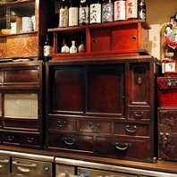 アンティーク家具が彩る落ち着いた上質空間