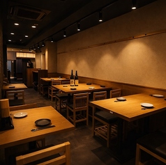 亀戸駅近くの当店では、テーブル席と掘りごたつ個室をご用意。京紅地鶏や大山鶏を使った焼き鳥や逸品料理が人気で、ランチからディナーまで楽しめます。友人との飲み会やご家族での食事、記念日や小規模宴会にもぴったり。落ち着いた空間でゆったりとしたひとときをお過ごしください。