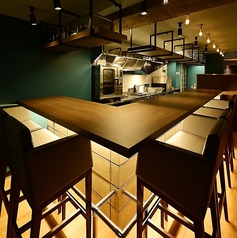 お一人でも気兼ねなくくつろげるカウンター席をご用意しております。スタッフとの距離も近く、ちょっとした会話も楽しめるアットホームな雰囲気。料理が仕上がる音や香りを感じながらお楽しみいただけるお席です。