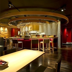 ヱビスバーの象徴とも言える円形カウンター。ハイチェアーに座りながら、友人と一杯のビールを楽しむ時間は格別。おしゃれで落ち着いた雰囲気の中で、こだわりのヱビスビールを味わってみてください。ここでしか味わえない大人の贅沢を体感できます。