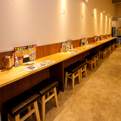 【雰囲気が心地良い】気心知れた友人とのサク飲みにも最適なカウンター席。もちろんお一人様も大歓迎です。