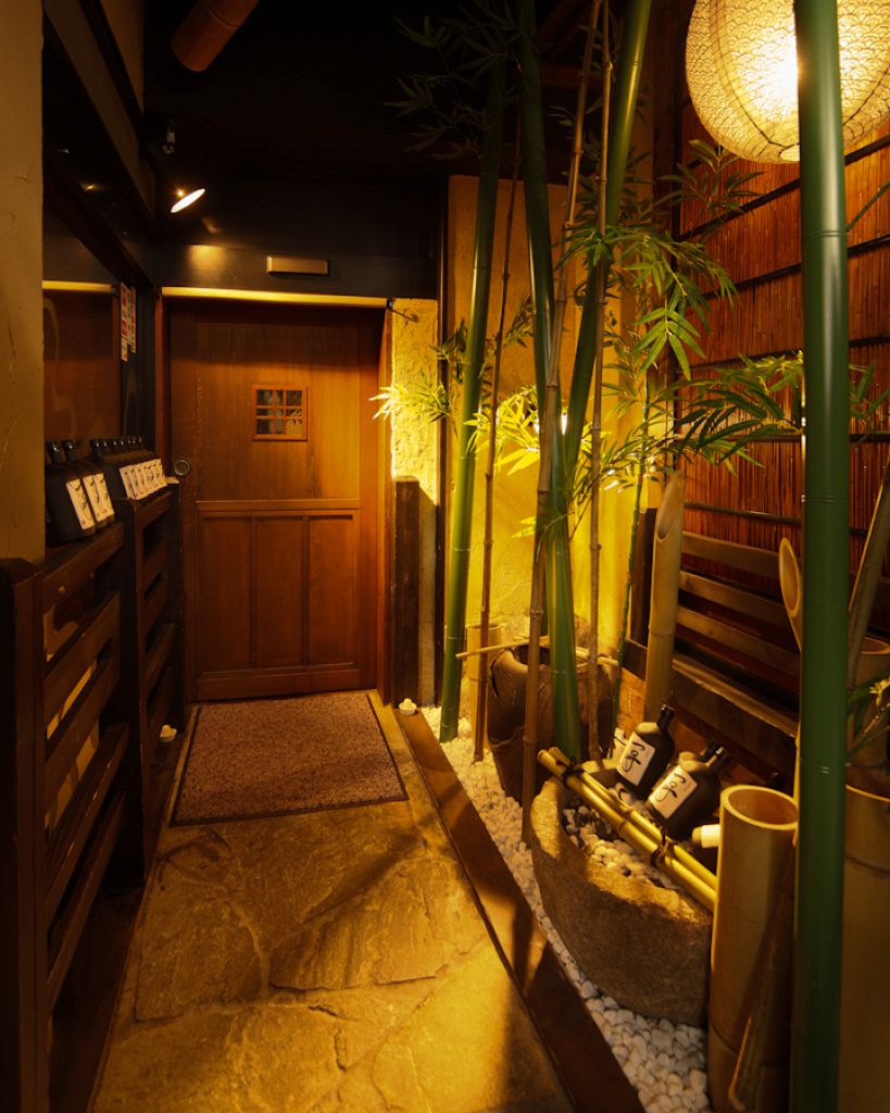 水のせせらぎが聞こえる入口には竹や笹の和情緒が・・・