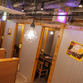 温かみのある照明が店内をやさしく照らし、スチール×木の個室が整然と並ぶ印象的な空間。シンプルながら洗練された設計で、席に着いた瞬間から心地よい時間がスタート。落ち着きと賑わいのバランスがちょうどいい居心地の良さが魅力です。