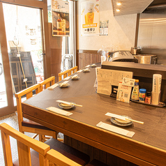 大切な方とのデートや記念日にもぴったりなカウンター席。職人の手さばきを眺めながら、新鮮な魚介を贅沢に味わえます。二人の会話も弾む、とっておきの時間をお過ごしください。日本酒の瓶が飾られた和モダンな雰囲気も◎。