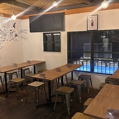 【様々なシーンで】お仕事終わりの気軽な一杯や、女子会など幅広いシーンでご利用いただけます。お履き物を脱ぐことがご面倒な方にも快適なテーブル席もございます。