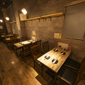 【こだわりの店内空間】落ち着いた雰囲気の店内は、木材の温かみを感じる空間が広がります♪オーナーがDIYで作り上げた店内で、ゆっくりとお食事をお楽しみいただけます。