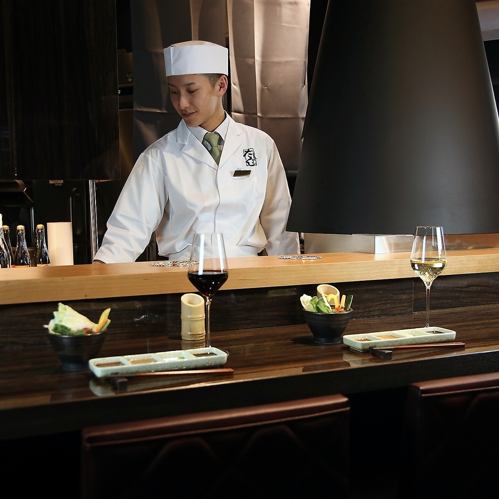 五感を刺激するライブ感を楽しめるカウンター◎串揚げの職人技を目の前でご堪能いただける特等席です