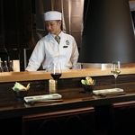 五感を刺激するライブ感を楽しめるカウンター◎串揚げの職人技を目の前でご堪能いただける特等席です