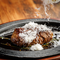 チーズで仕上げるアツアツ鉄板ハンバーグ