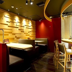 ゆったりとしたソファーシートが特徴のテーブル席は、複数名でご利用いただける広々とした空間をご提供。心地よい座り心地のソファーは、友人や家族と一緒にリラックスしながらお食事を楽しむのに最適です。