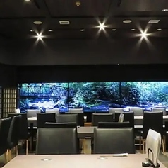 【30～50名様/広々個室】プロジェクター完備のプライベート空間で最高の宴会を！30名様以上なら、お店を丸ごと贅沢に貸切。フロア全体を広々とした「特大完全個室」として贅沢に使いませんか？プライベート空間で思いっきり盛り上がりましょう！プロジェクターやマイクを完備。伏見駅から徒歩5分とアクセスも抜群！