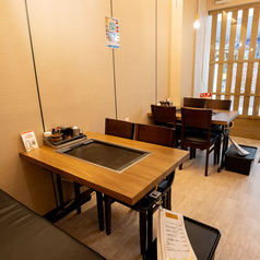 4名様掛けのテーブルが6卓並ぶ店内は、少人数での飲み会や女子会にふさわしい空間です。それぞれの鉄板で焼き上げるお好み焼きやもんじゃ焼きは、ベビースターやチーズなど豊富なトッピングで自分好みにアレンジして楽しめます。親しい仲間と鉄板を囲み、賑やかで充実した食事のひとときをお過ごしいただけます。