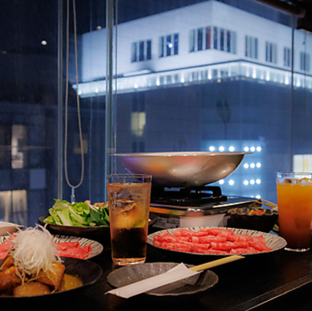 美しい夜景を眺めながら、特別なお食事をお楽しみいただけます◎