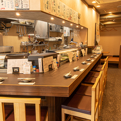 気の置けないご友人と、美味しい料理とお酒を囲んで語り合う夜にぴったりなカウンター席。職人との会話も楽しみながら、賑やかで楽しい時間をお過ごしいただけます。旬の味覚をシェアしながら、思い出に残るひとときをどうぞ。