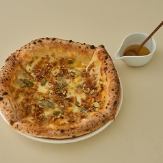 4種チーズとナッツのハニーピッツァ
