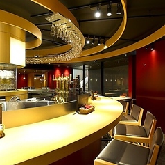 当店のカウンター席は、テーブルが広めに作られている為、お好きな料理を並べて味わうことができます。様々なヱビスビールと多彩な料理とのペアリングを楽しむことができます。友人とのシェアや新しい発見もあるかもしれません♪