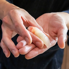 20:00以降はお席のみ（単品）のご予約可能です。その日しか味わえない新鮮なネタをご用意しております。