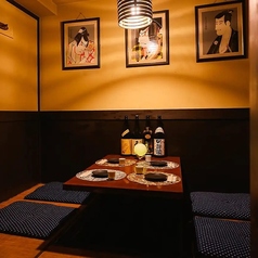 【掘りごたつ個室:2～4名様】少人数でのお集まりや女子会におすすめ。2名様～4名様でご利用可能◎落ち着いた掘りごたつの個室で、和モダンな空間となっておりますので女子会などにも人気のお席です♪足をくずしてごゆっくりお過ごしください。