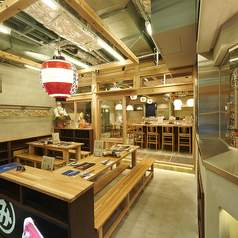 【テーブル席6名×2卓】モダンな雰囲気と開放感が魅力の店内。広々としたテーブル席は、お仲間との楽しいひとときやご宴会に最適です。多彩なシーンでご利用ください。